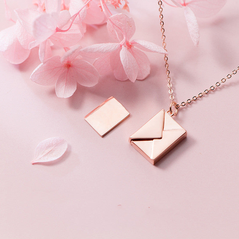 Collier médaillon enveloppe – Bijou lettre d'amour personnalisé