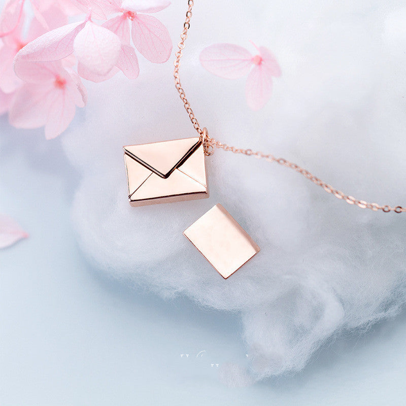 Collier médaillon enveloppe – Bijou lettre d'amour personnalisé